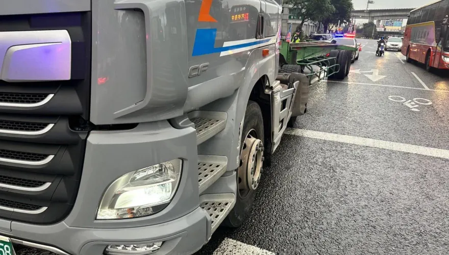 快訊/聯結車「貨櫃脫落」釀一死！駕駛竟落跑　新竹物流澄清：非該公司車輛
