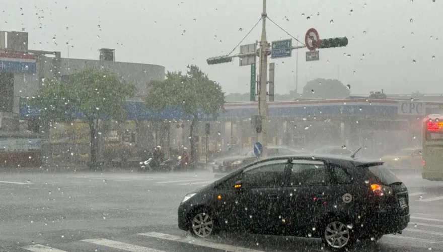 大豪雨狂炸台北「放颱風假」？北市教育局：學校可自行決定是否停班課