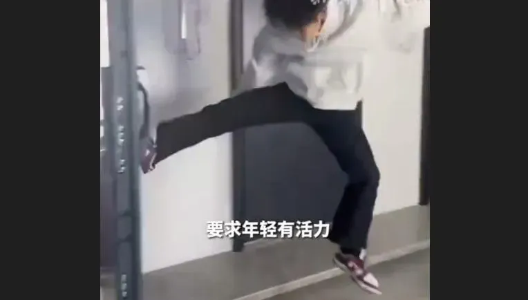 影/每天踹門還有錢拿！「試踹員」職業爆紅　月薪22K週休二日還包吃