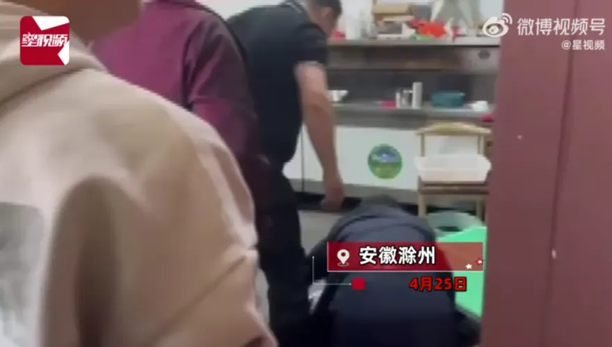 影/火氣大！顧客嫌「上菜速度慢」怒衝進內場理論　廚師慘遭撂倒在地