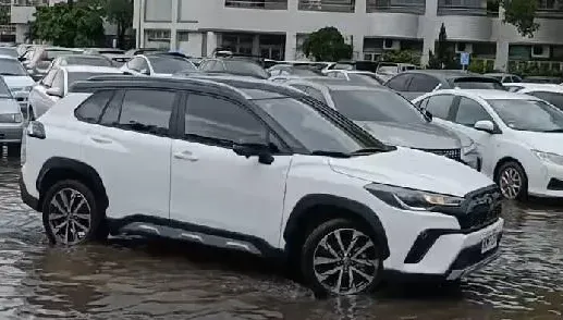 雨彈狂轟全台！嘉藥停車場成「水上樂園」　中山大學「宿舍慘淹」學生狂鏟水