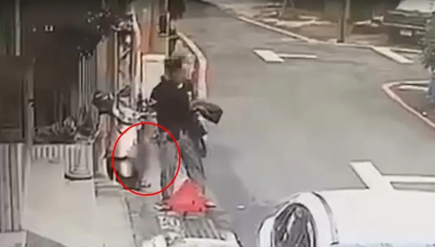 影/怪男路邊「持長槍咆哮」！警查獲12把長短槍　他喊：都是我女友