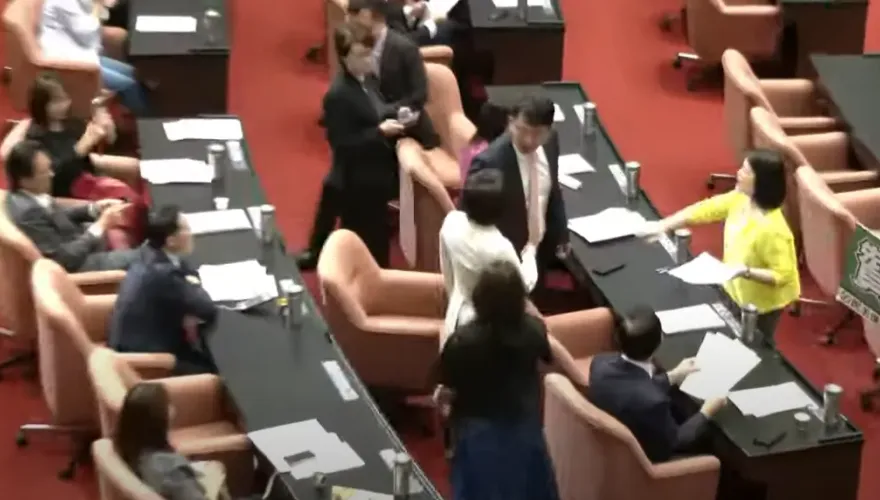 影／「我有欠你嗎？」國會改革案表決大戰　范雲慘遭咆哮噴了滿臉口水