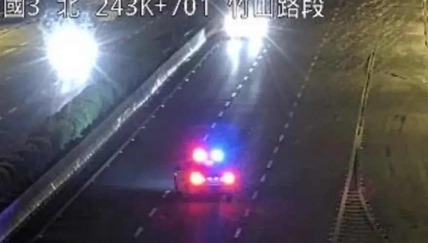 太誇張！國道逆向狂飆20公里　狂按喇叭、閃大燈示警不理會…酒駕女下場慘了