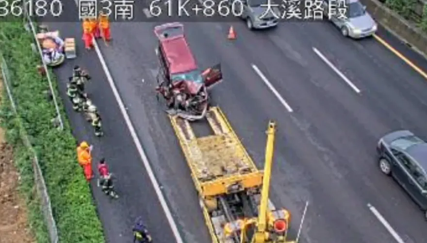 快訊/國道3號南向嚴重車禍！大貨車與轎車相撞　車頭全毀「回堵5K紫爆」