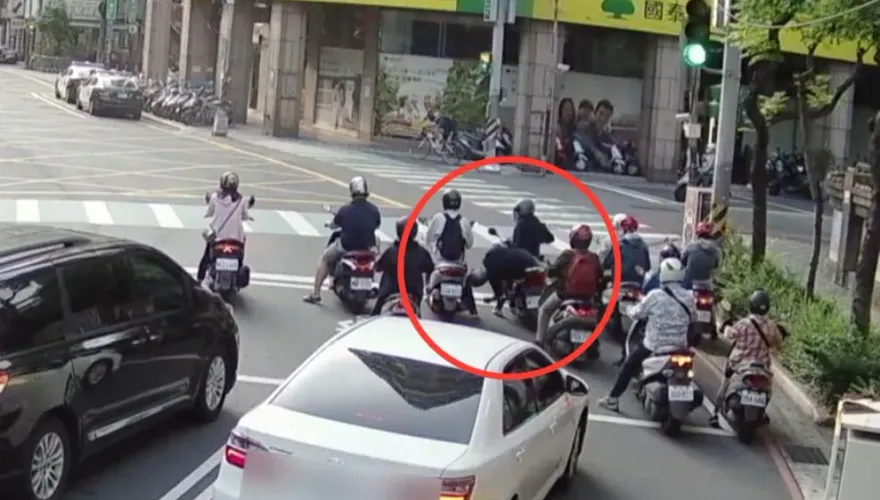 影/救命瞬間！機車乘客突倒地無呼吸心跳　暖警CPR 搶命成功救回
