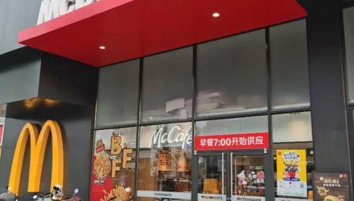 可樂弄髒衣服！男客要求退款　大陸速食店竟備註「顧客是傻逼」