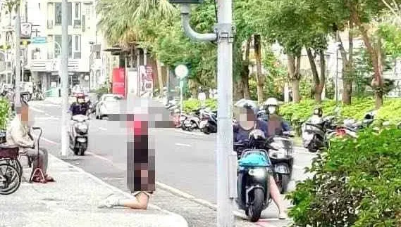 虎媽馬路吼女兒「跪下」　她乖乖下車跪在路邊…網友全怒了
