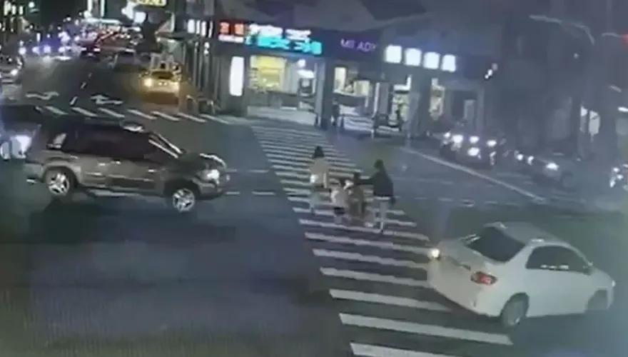 影/台中1家4口牽手過馬路　休旅車未禮讓衝撞22歲女！驚險畫面曝光