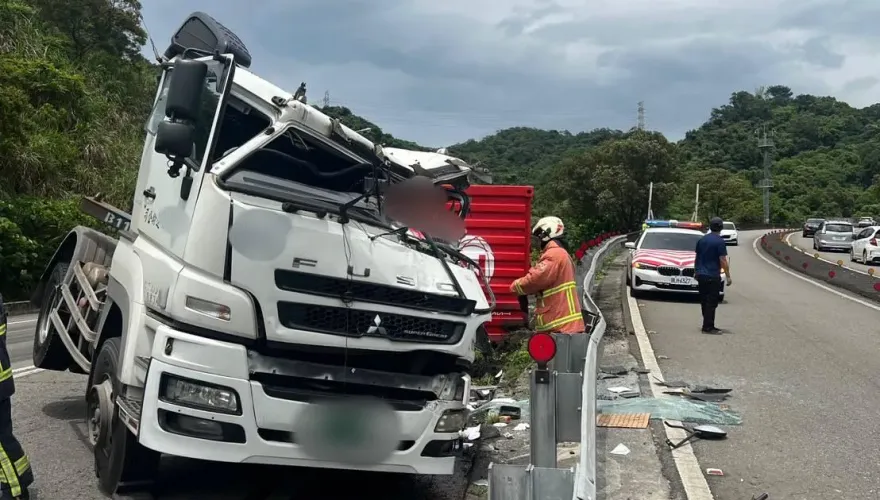 快訊/國道1號汐止交流道「貨櫃車翻車」意外！駕駛困撞爛車頭　緊急救出送醫