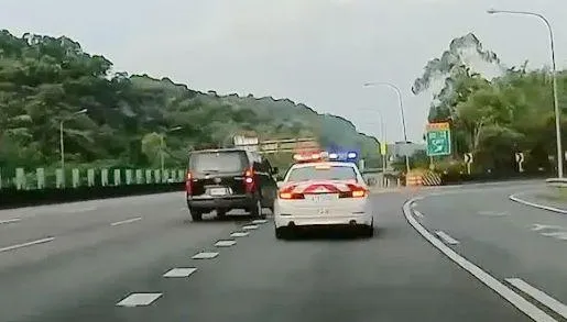 影/這違規有聲音！休旅車國3囂張跨越雙白線　「紅斑馬」在後秒攔下他笑翻