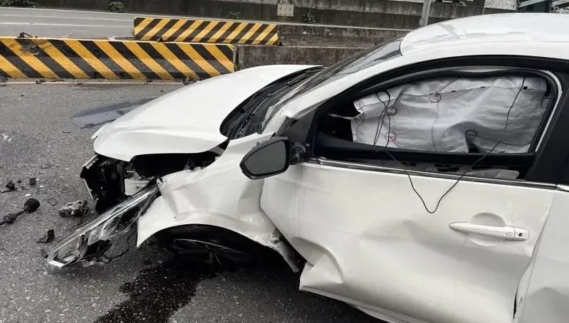 這下快變報廢車！新店男前往保養開到一半恍神撞分隔島「車頭嚴重損毀」