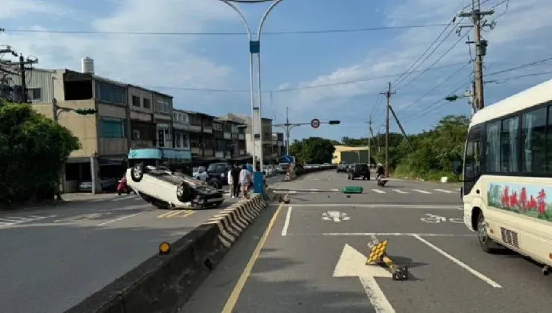 淡水嚴重烏龜翻車禍！5人同車出遊駕駛恍神　撞斷號誌桿遭求償