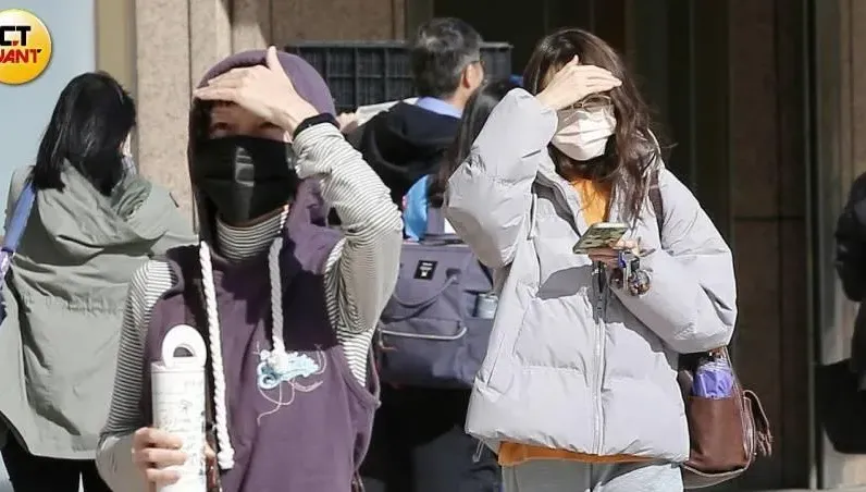 他目測6成路人戴緊緊！網曝「甩不開口罩」原因：多人打噴嚏不遮