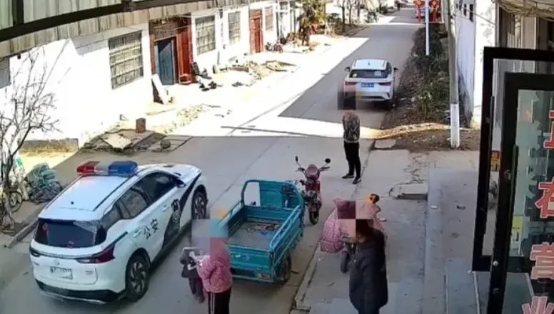 影/「李XX涉嫌嫖娼」！警車進村開喇叭廣播　他不甘受辱拒和解…涉事員警GG了