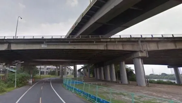 快訊/福和橋下手扶梯驚見「男子懸空晃」！民眾嚇傻　現場封鎖中