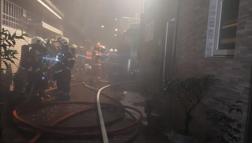 快訊/樹林5樓公寓突起火！阿嬤一度受困　幸被救出共4人送醫