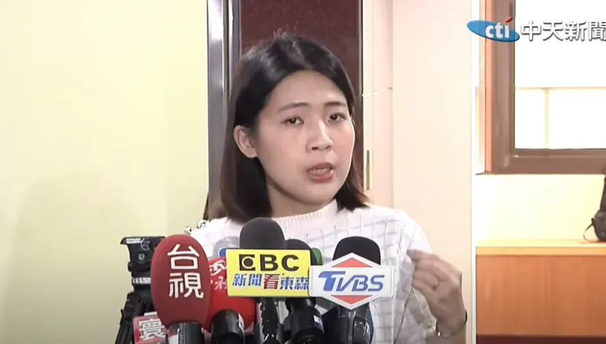 影/王義川開酸又裝窮  徐巧芯哽咽反擊：養尊處優的人憑什麼比手劃腳
