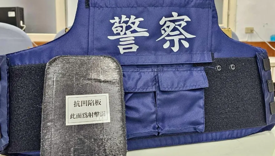 基層警反映防彈衣抗凹陷板「可折凹」瑕疵　警政署：已要求廠商保固換新