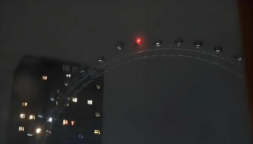 影/重慶迎暴風雨天氣　摩天輪解鎖新玩法「360度狂轉」