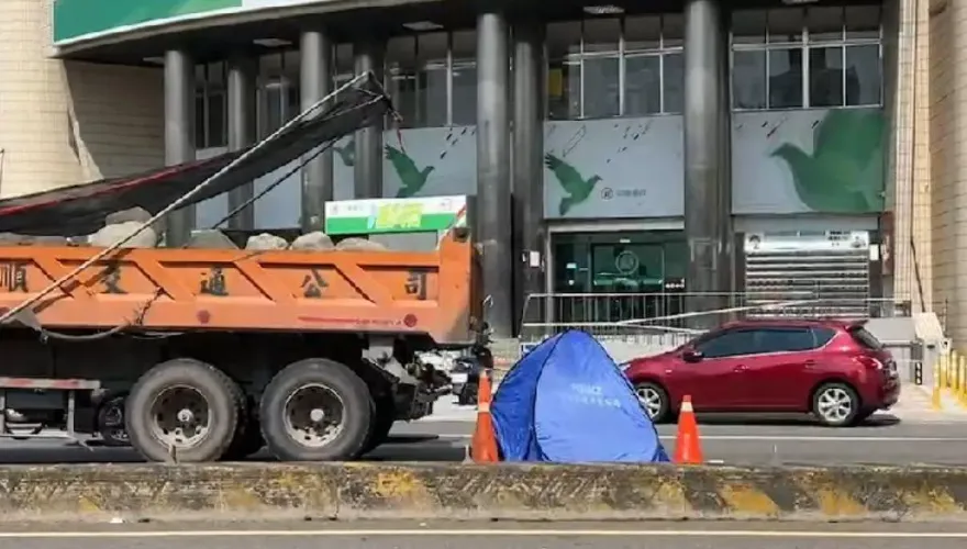 快訊/台南麻豆驚悚死亡車禍！女子過馬路「慘遭砂石車輾斃」