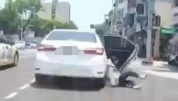 影/女版成龍？高雄狂女跟家人吵架竟當街跳車　翻滾險遭輾