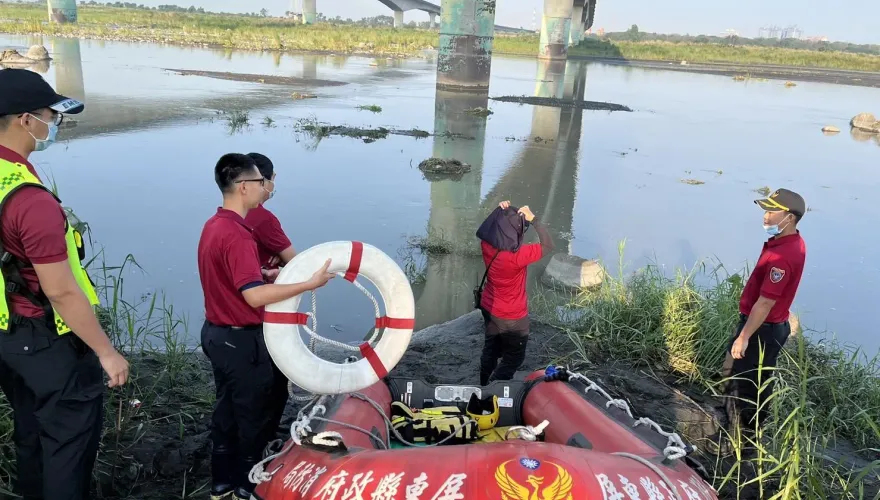 影/高屏大橋男子墜橋！警消摸黑搜救未見蹤影　今早尋獲遺體