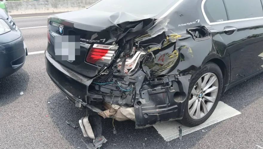 國1南向內壢段嚴重車禍！「5車追尾」600萬BMW頭尾撞爛　1人送醫