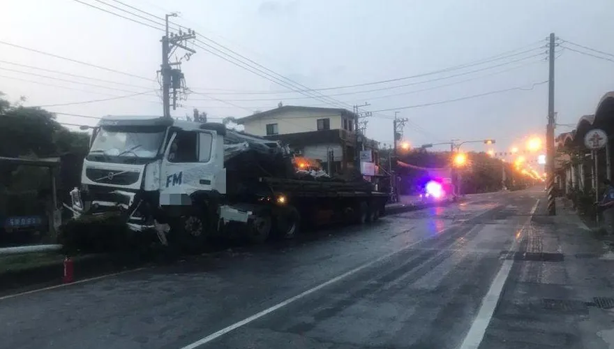 宜蘭壯圍街頭凌晨現火球！曳引車撞斷路燈　駕駛命大僅手腳擦挫傷