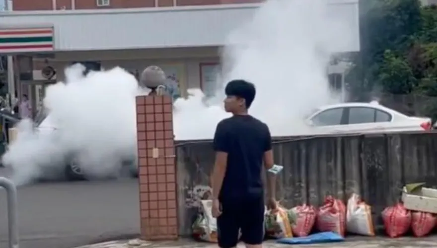 影/雲林警包夾逮詐團！車手「燒胎」狂噴白煙逃不掉　前後都是偵防車