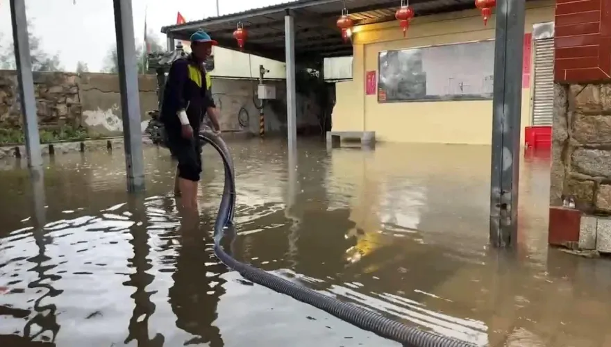 影/雨彈炸金門！來鳳宮「水淹到小腿」　4月雨量破8年紀錄