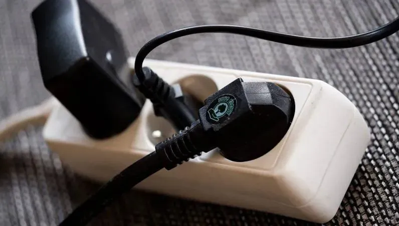 延長線斷裂漏電「小孩遭電擊」！母親急拉開…結果一同身亡
