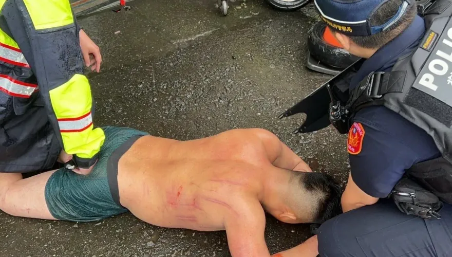 影/中壢毒鴛鴦被追緝！男「雨中半裸落跑」　跳窗硬鑽大樓鐵皮空隙