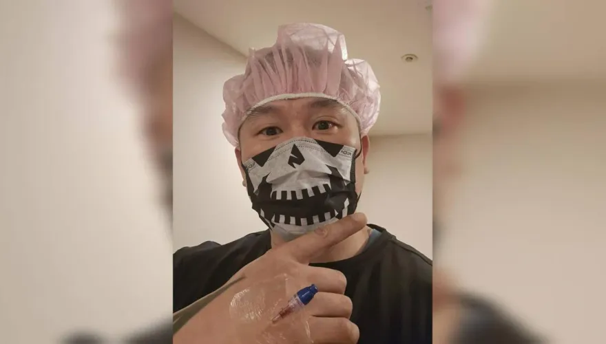 館長無預警入院！突曬「手插點滴照」：不要問我怎麼了