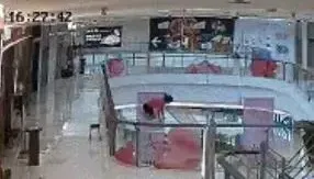 陸版「燒肉粽事件」！厭世婦商場內墜下　壓傷路人自己當場身亡