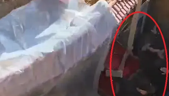 影/悚！土葬入棺突坍方　至少3人遭活埋「生死未卜」