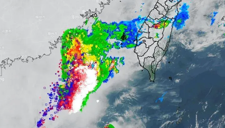 慎防雷陣雨！台灣海峽南部驚見「線狀對流」　閃電訊號1分鐘破600次