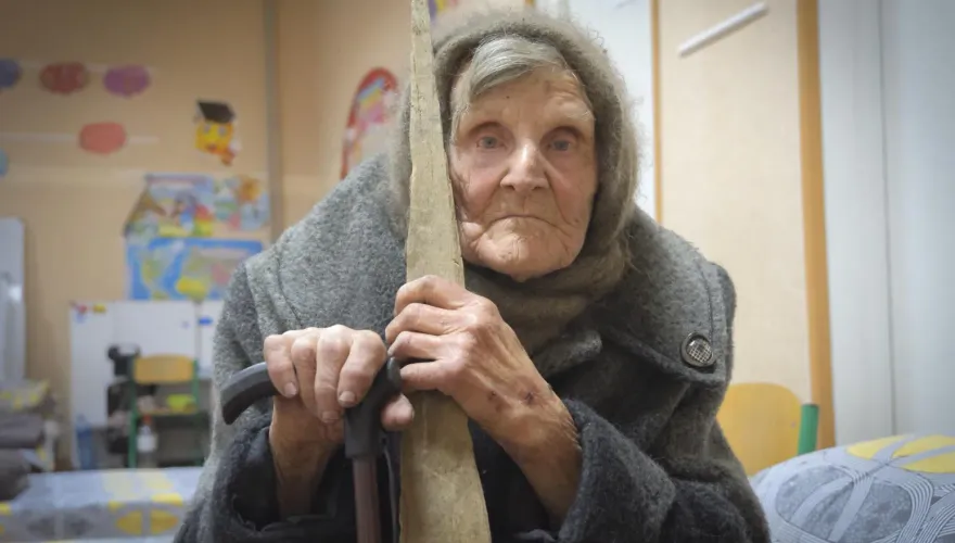 98歲烏克蘭老婦咬牙獨自步行十公里逃離俄佔區　稱俄烏戰爭慘過二戰