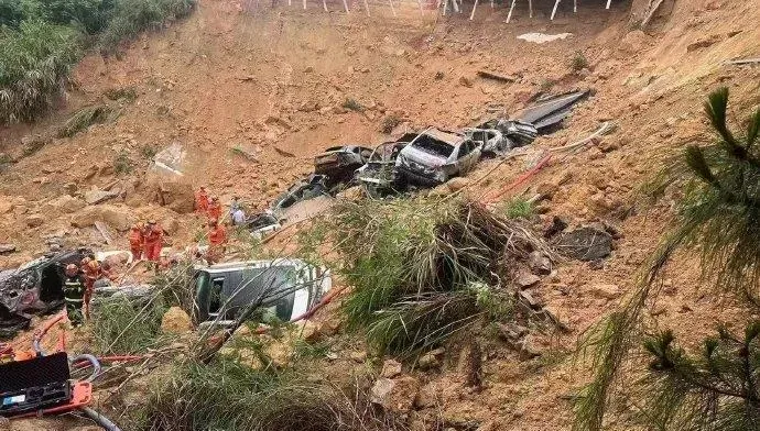 影/航拍曝！多車堆疊燒成空殼　廣東高速路面坍塌已致24死30傷