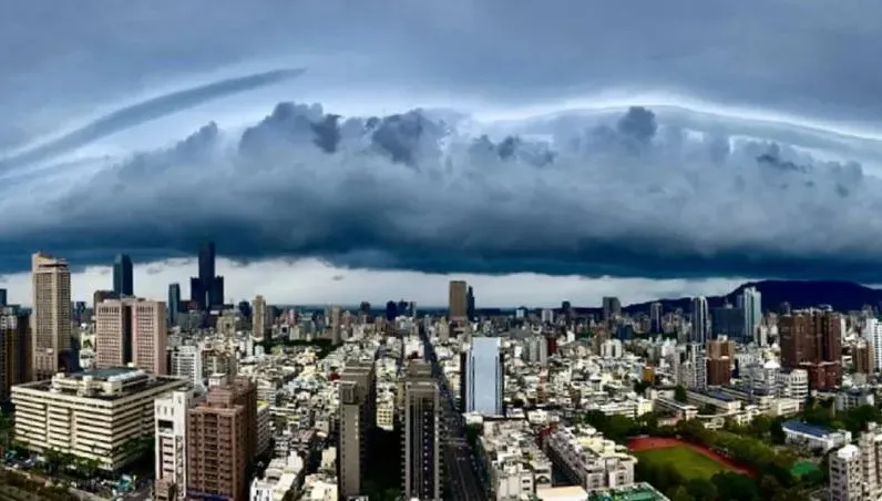 超黑烏雲殺來！鄭明典曬「風暴前導雲」照　全網驚呆了
