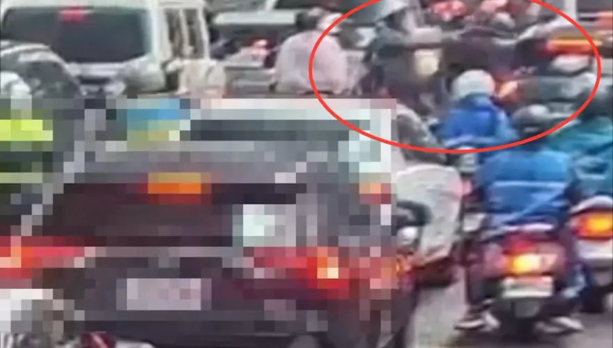 影/2機車騎士互不相讓車陣中互毆　警：最高可罰1.8萬