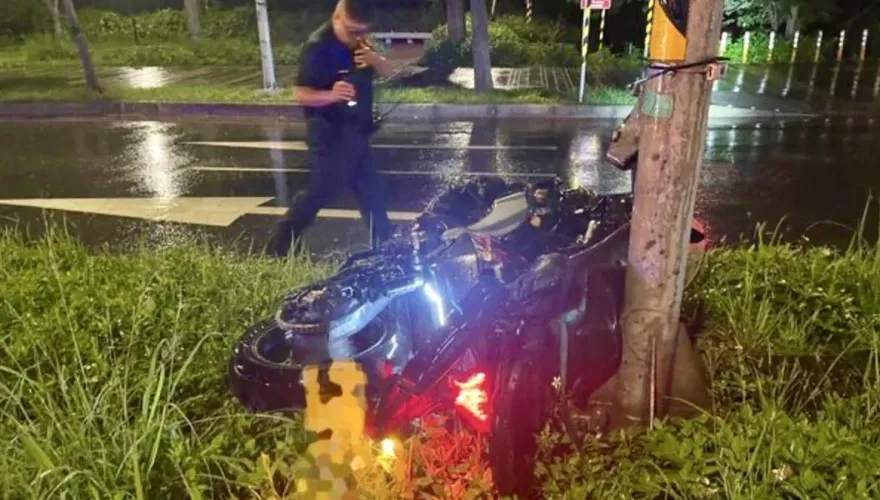 新北鶯歌死亡車禍！重機凌晨自撞分隔島　車毀騎士噴飛不治
