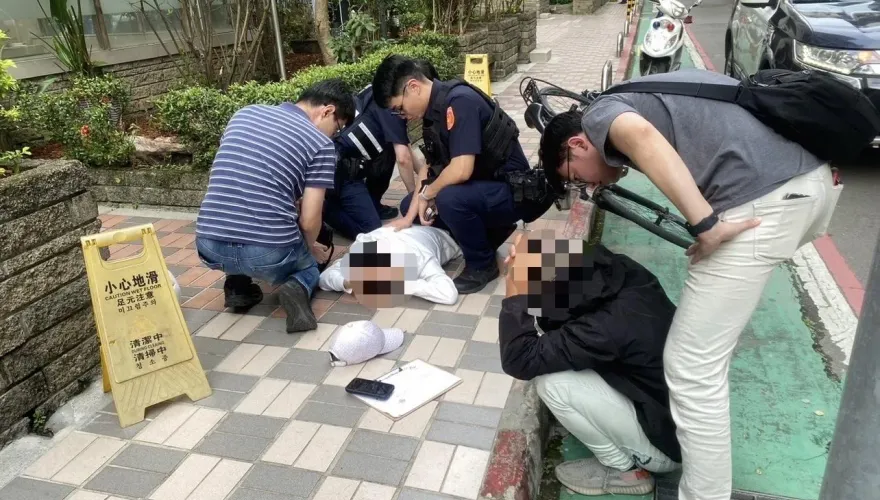 影/3詐騙車手當街交付贓款　北市休假警目擊叫支援逮人