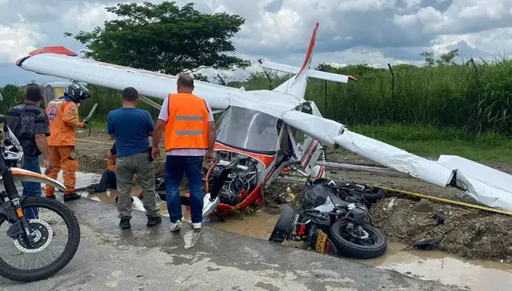 影/哥倫比亞驚傳「飛機撞機車」意外　驚悚畫面曝光