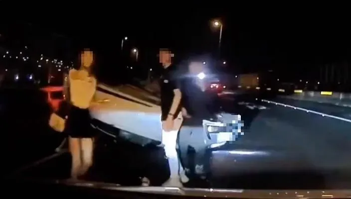 影/差點7天後回家！彰化國1深夜撞翻車　短褲妹站車前閃手機