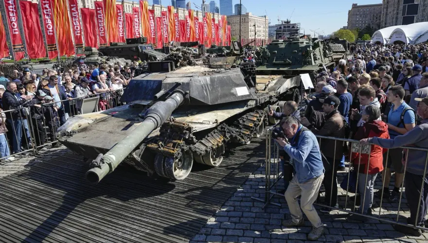 影/萬人空巷！莫斯科展出繳獲烏克蘭武器　俄民搶拍美製戰車「戰利品」