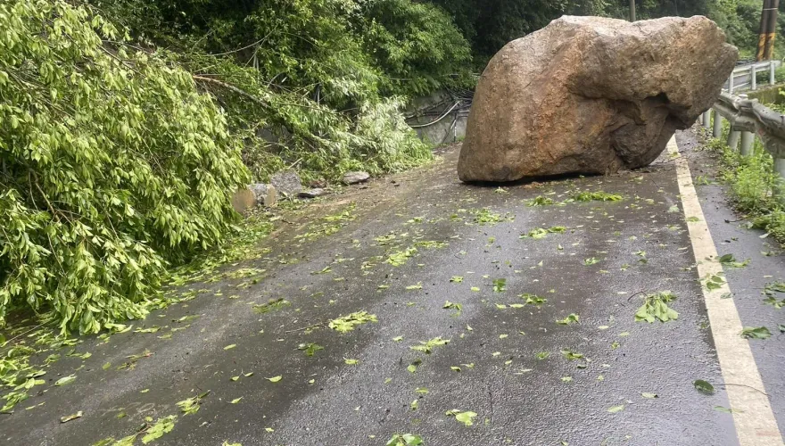 快訊/南投力行產業道路「驚見大落石」！堪比「9人座廂型車」　僅小車可通行