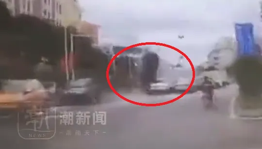 影/駕駛為閃行人操作不當　特斯拉「空中翻10圈」連撞多車釀4傷畫面曝