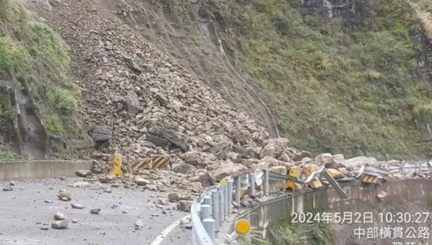 快訊/中橫91.5k大雨釀坍方！雙向路斷緊急搶修　預計14:00全線通行