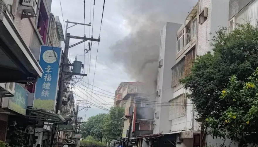 東海藝術街商圈公寓清晨火警！2樓竄火舌10消防車灌救　幸無人受困